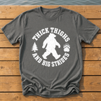 bear thick thighs varsity badge T-Shirt — Pepper