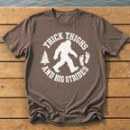 bigfoot thick thighs varsity badge T-Shirt — Espresso